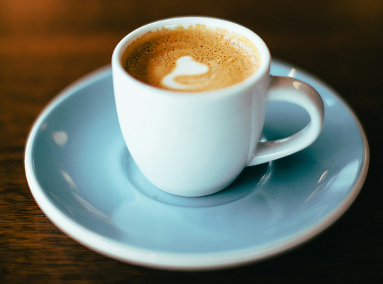 Frisch zubereiteter Kaffee mit perfekter Crema