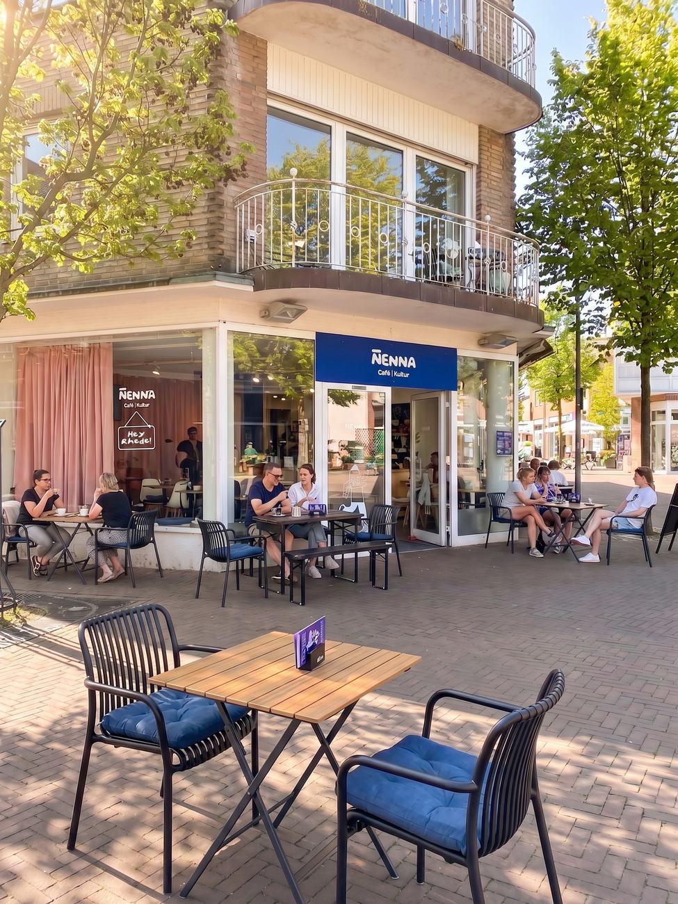Gäste auf der Sonnenterrasse des NENNA Café am Rathausplatz in Rhede