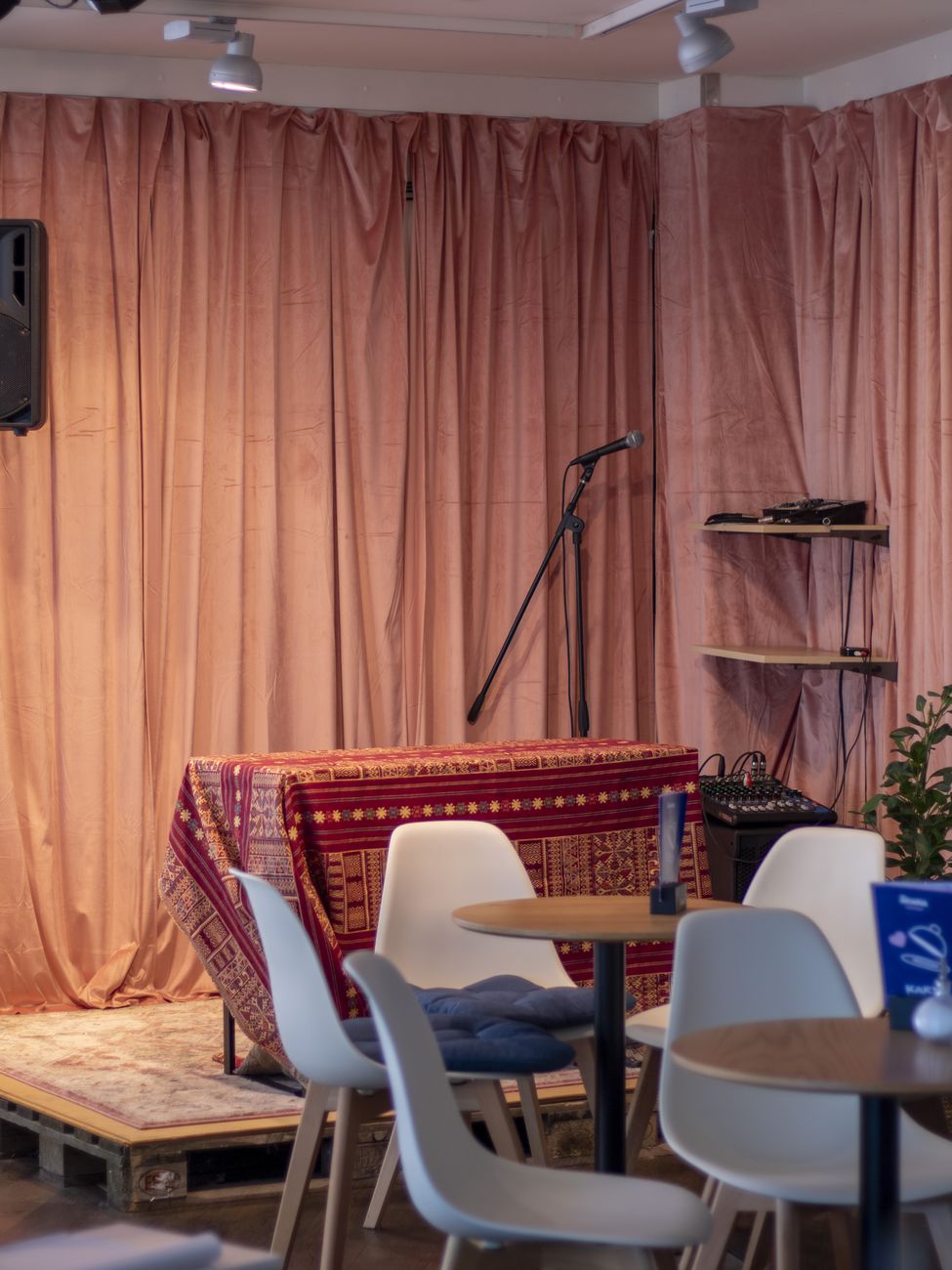 Bühne mit Mikrofon für den Poetry Slam im NENNA Café Rhede