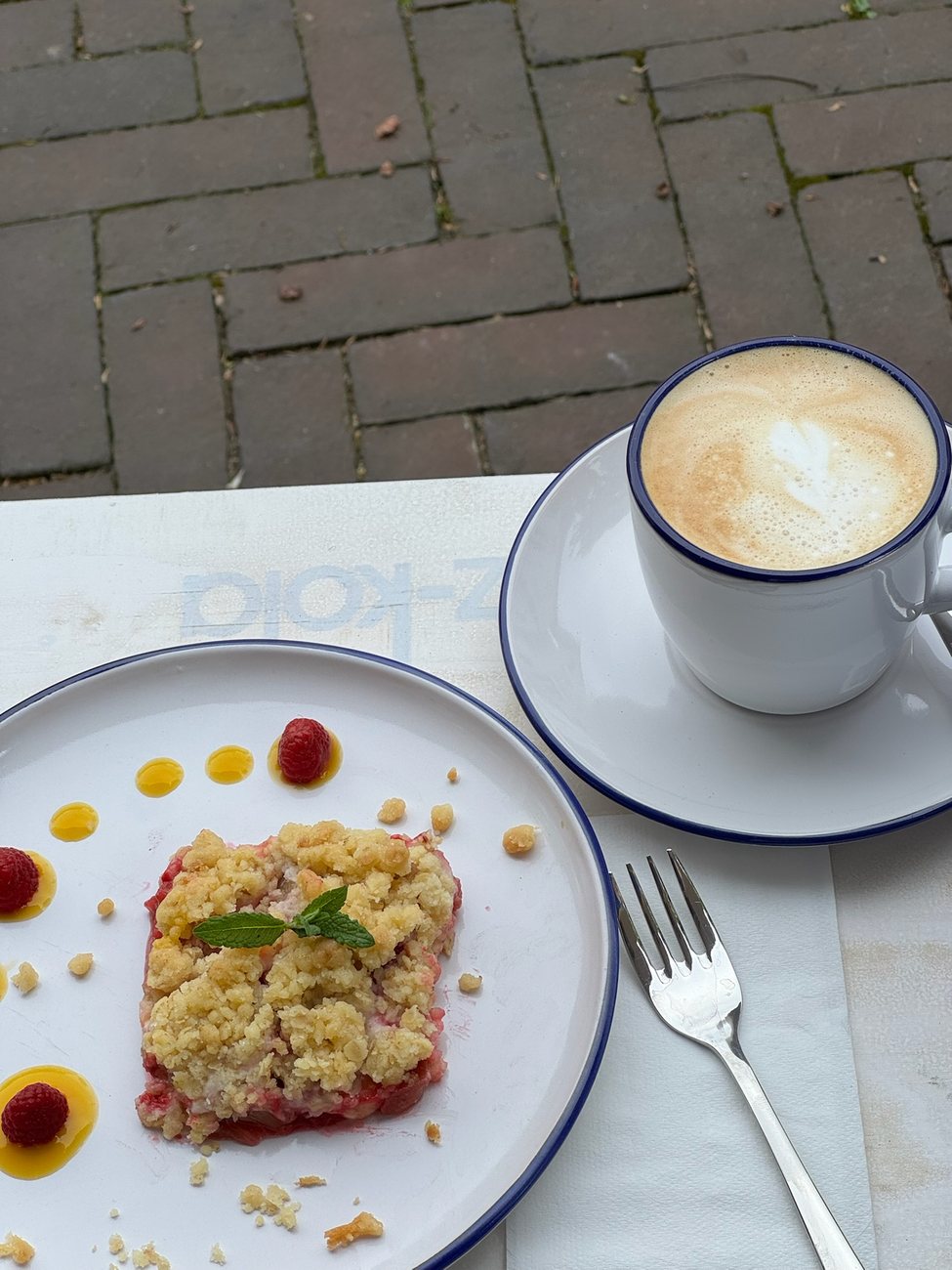 Hausgemachter Käsekuchen mit Kaffee im NENNA