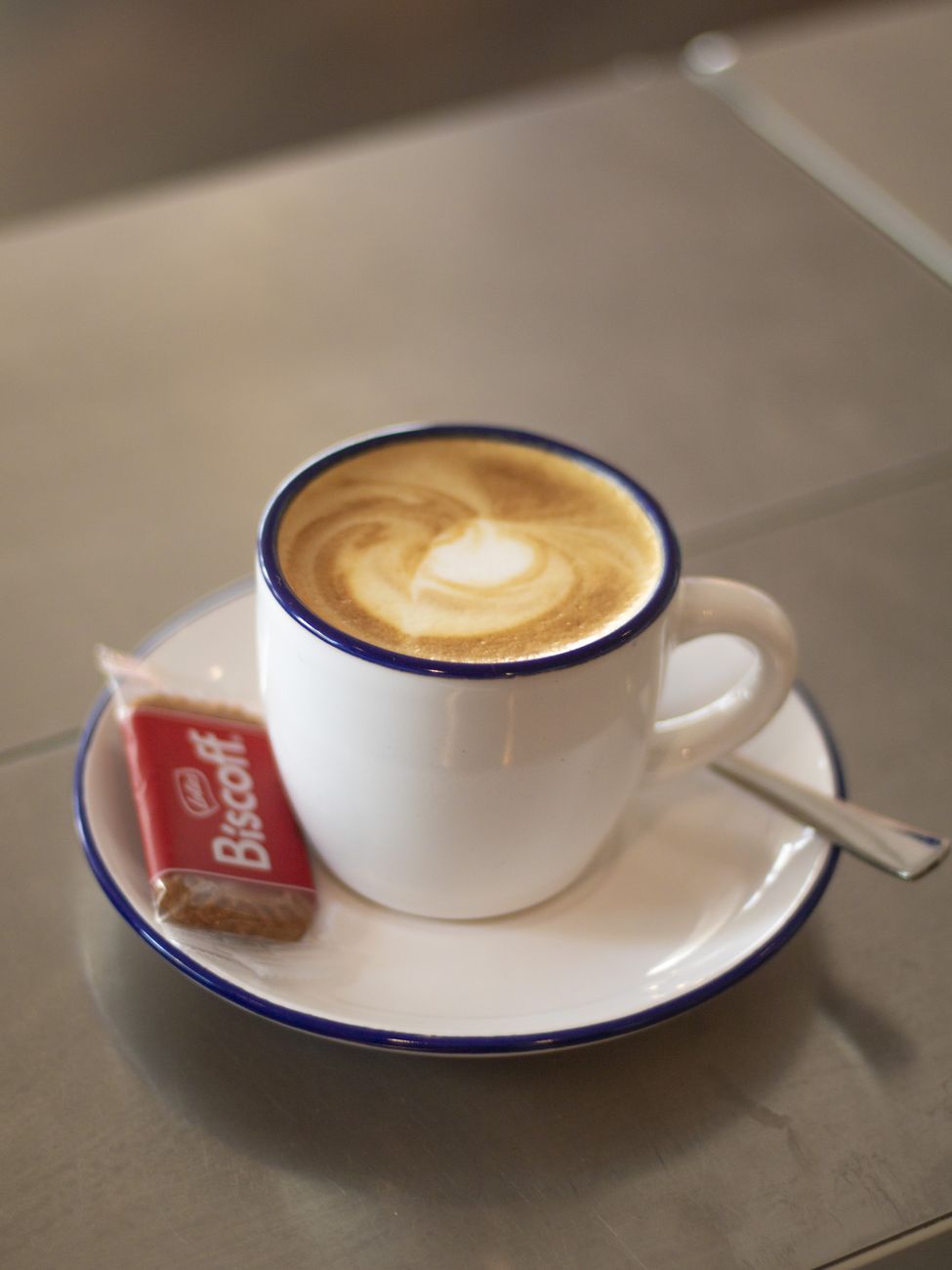 Cappuccino mit Latte Art im NENNA Café – ideal zum Verschenken