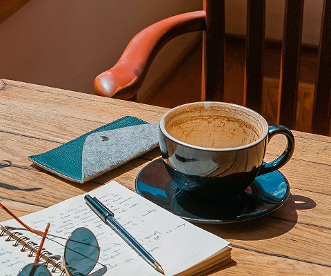 Kaffeepause am Tisch im NENNA