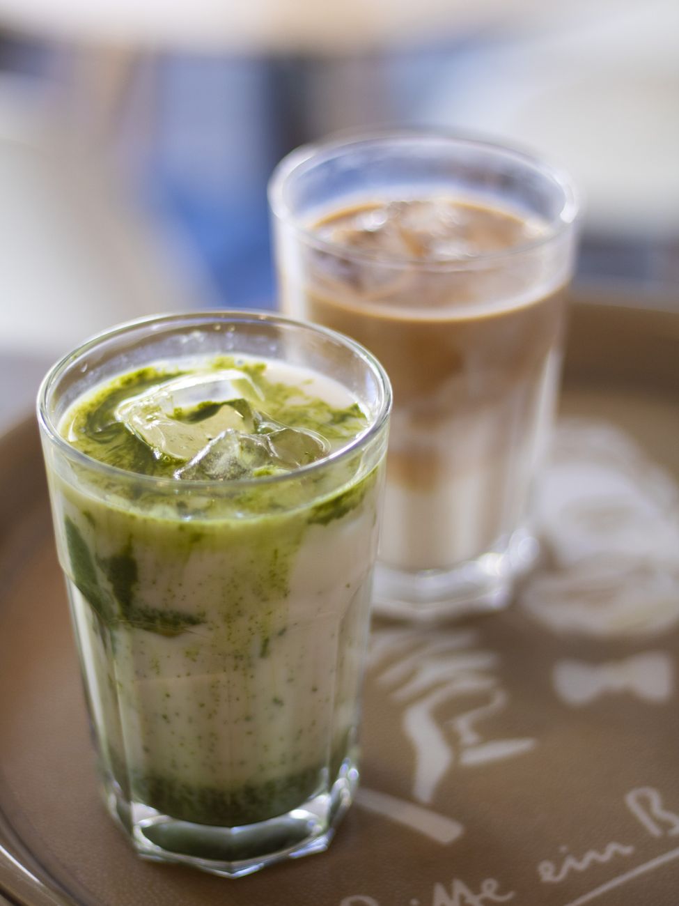 Eisgekühlter Matcha und Eiskaffee im NENNA