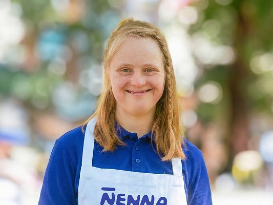 Mitarbeiterin im NENNA Café in Rhede