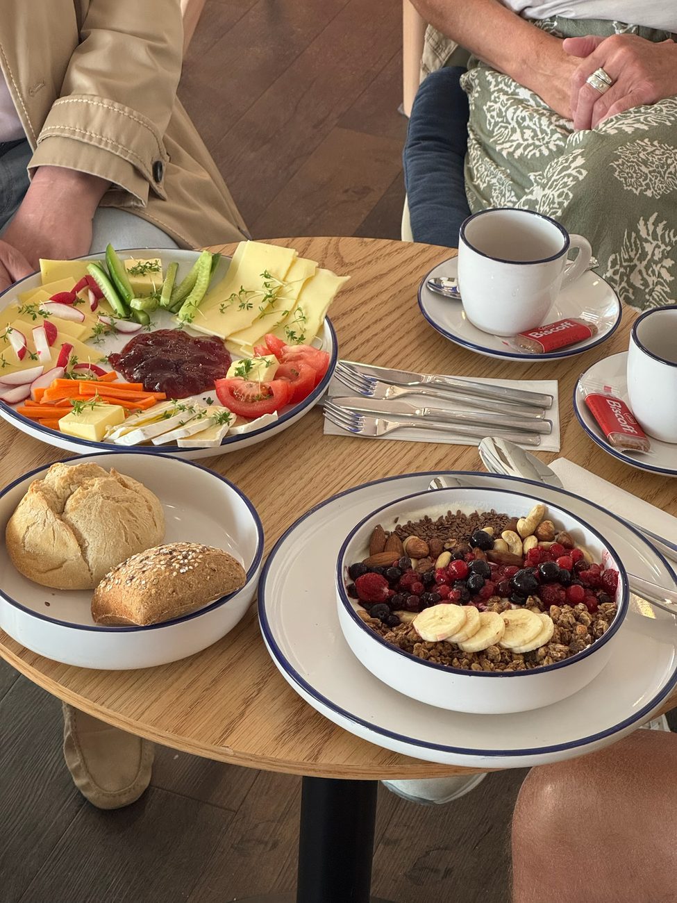 Frühstück mit Bagels, Kuchen und Kaffee im NENNA