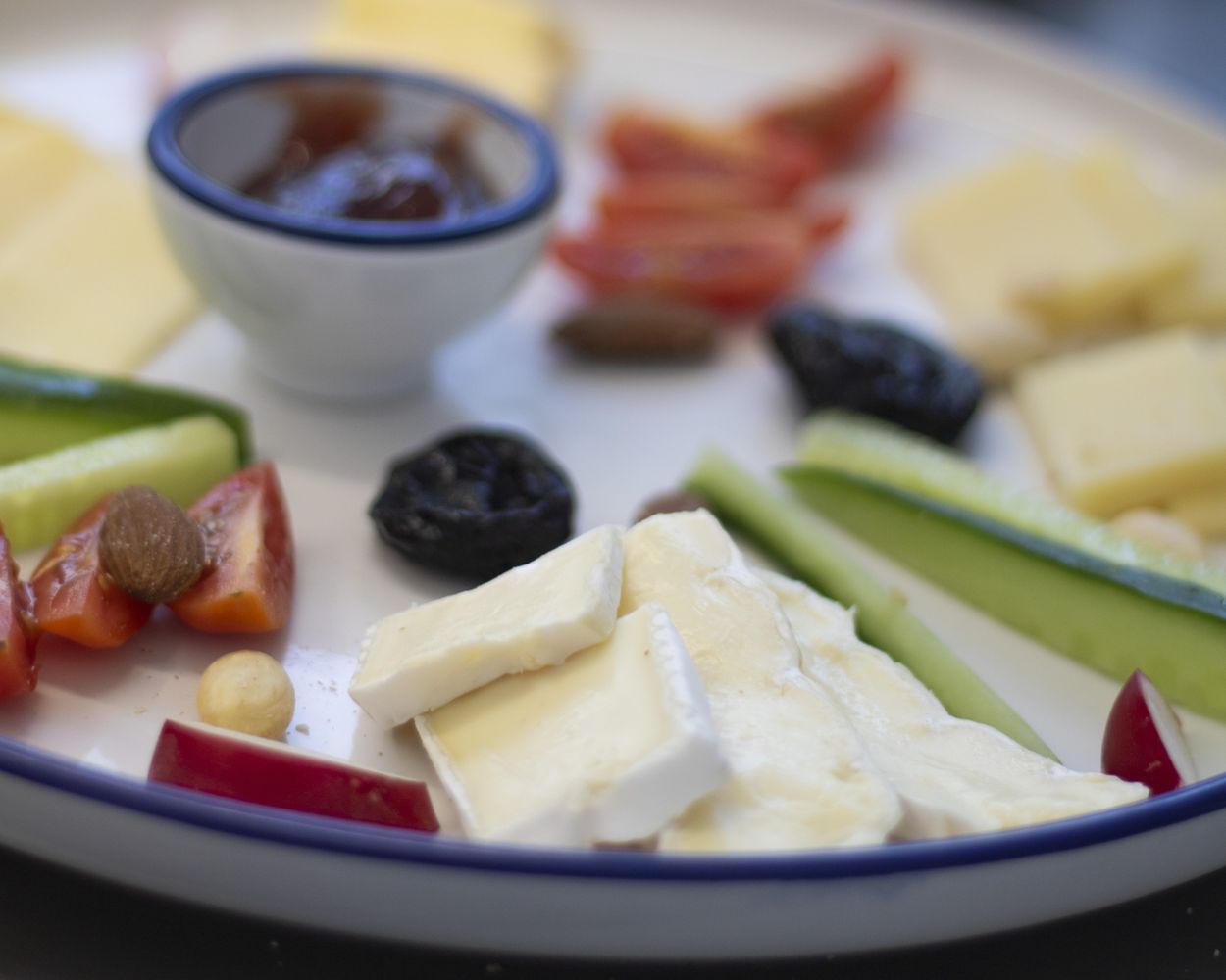 Frühstücksteller mit Brie, Käse und Gemüse im NENNA