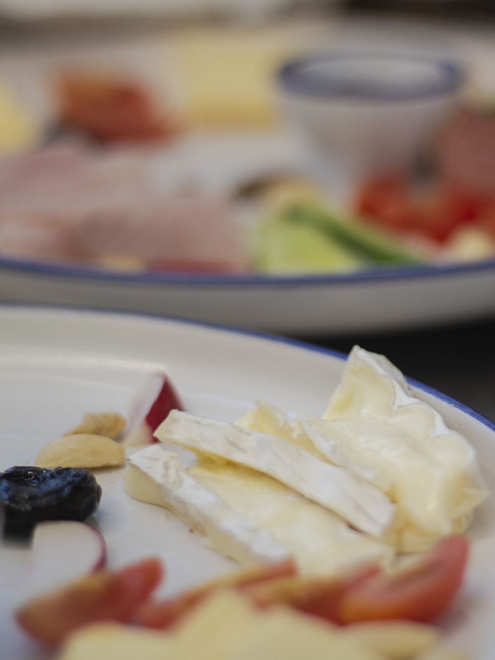 Gedeckte Tafel mit Frühstückstellern im NENNA