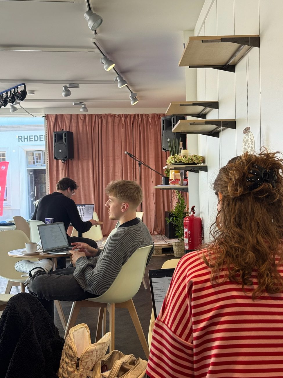 Menschen bei einer Veranstaltung im NENNA Café