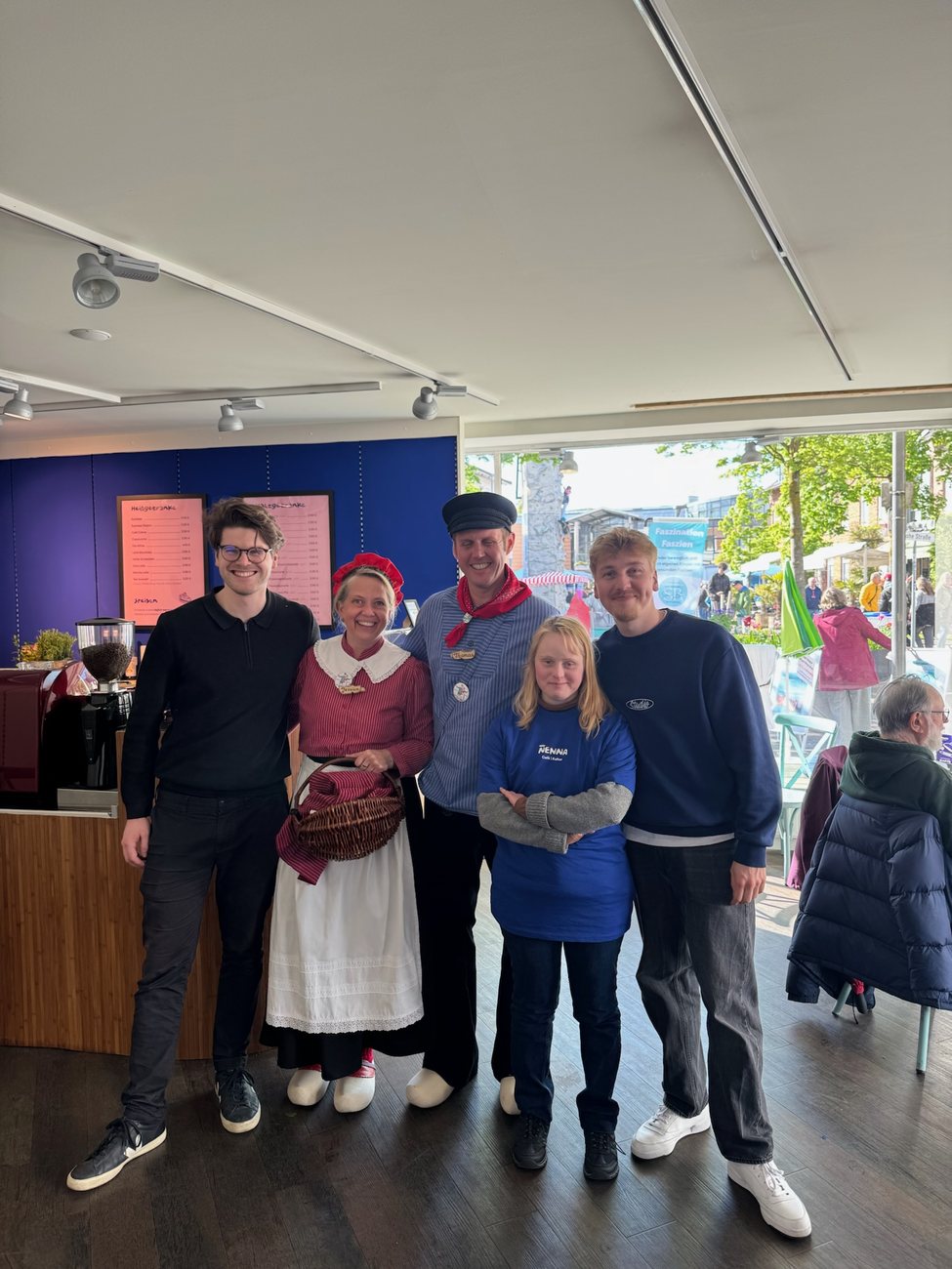 Das NENNA-Team mit dem Rheder Pärchen im Café