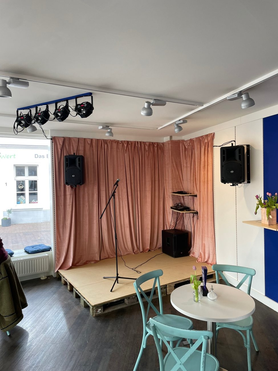Kleinkunstbühne im NENNA mit Vorhang und Sitzplätzen
