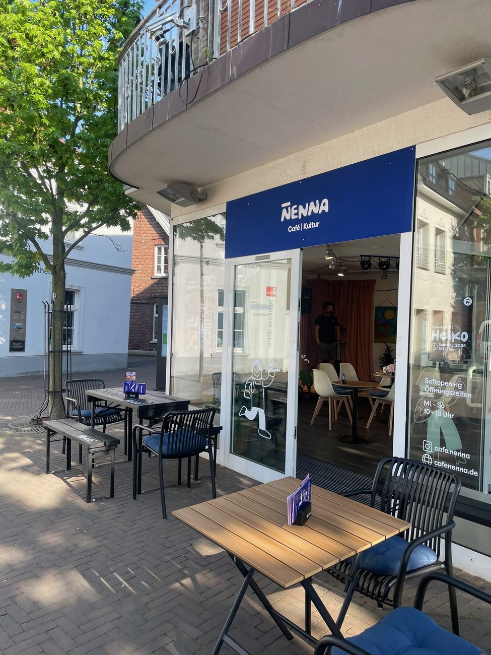 Sonnenterrasse mit Tischen vor dem NENNA am Rathausplatz Rhede