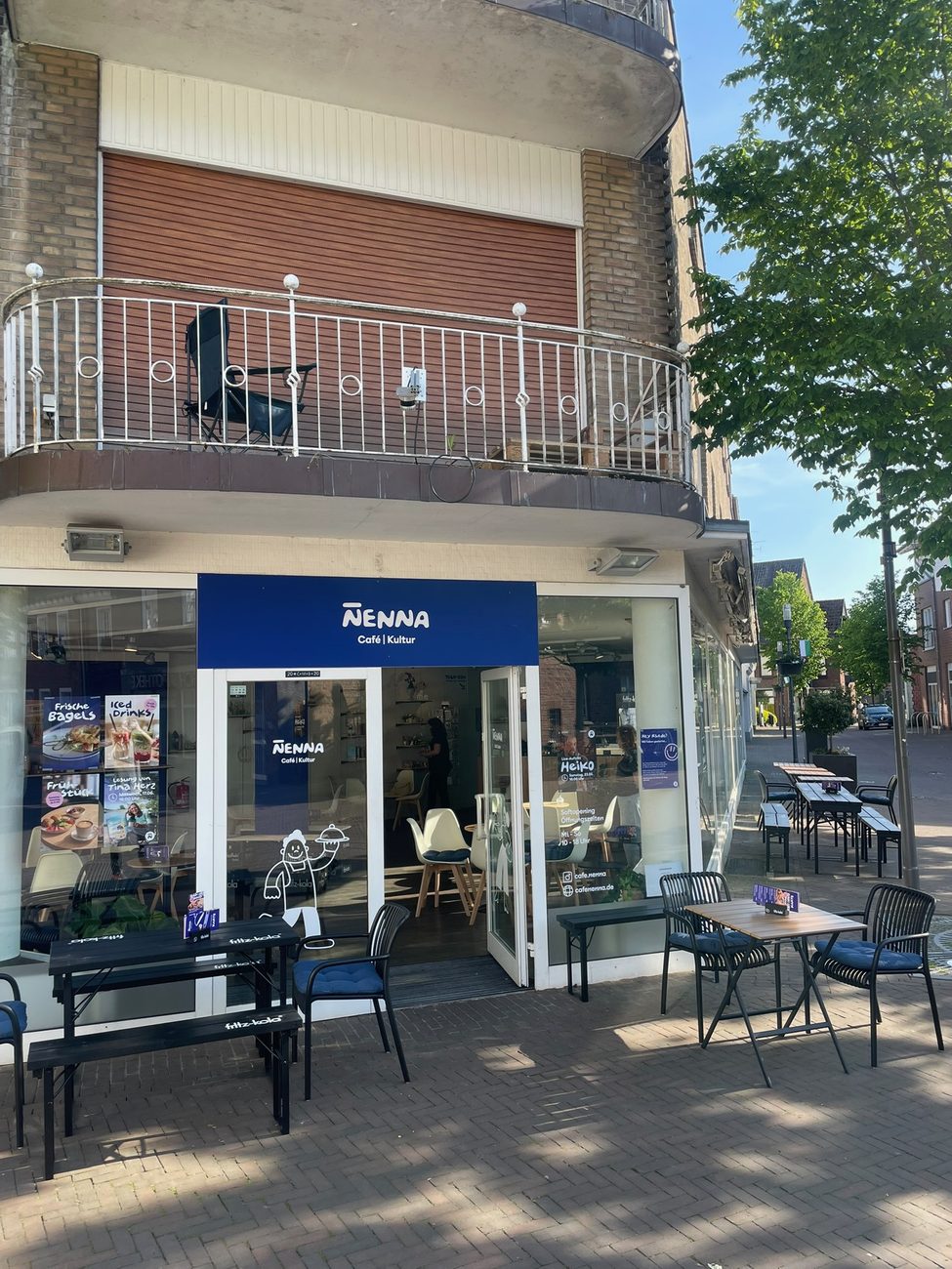 Das NENNA Café mit Terrasse am Rathausplatz in Rhede
